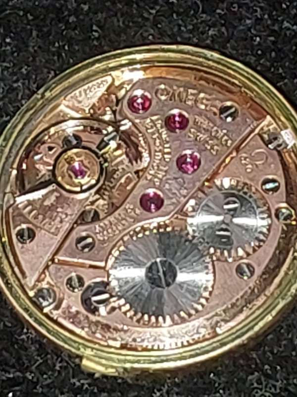 A VINTAGE OMEGA SWISS CALIBRE 620 MACHINISM WITH THE CROWN SERIAL NUMBER 1822323