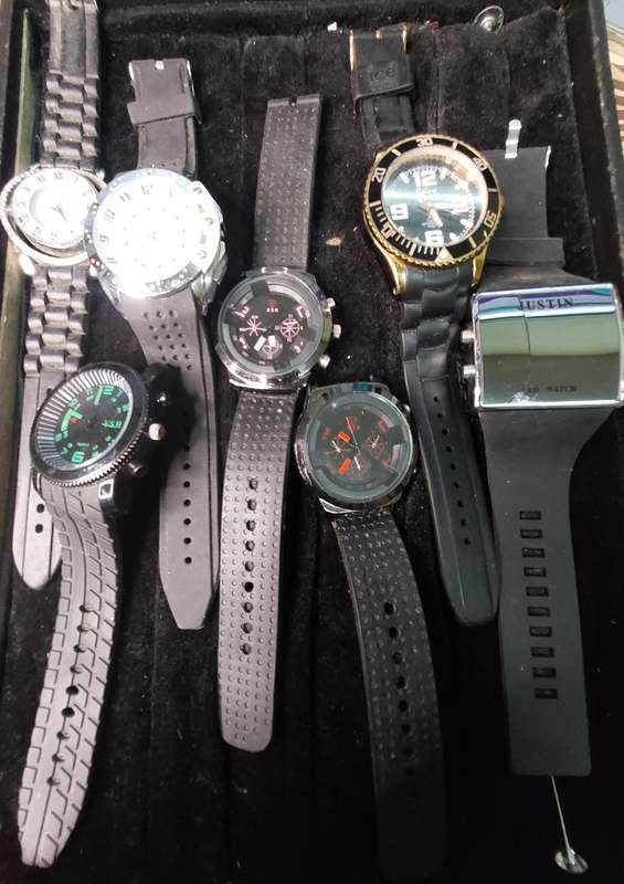 A USED JOBLOT RUBBER SPORTS AND CRONGRAPH WATCHES SOLD AS IS NOT TESTED