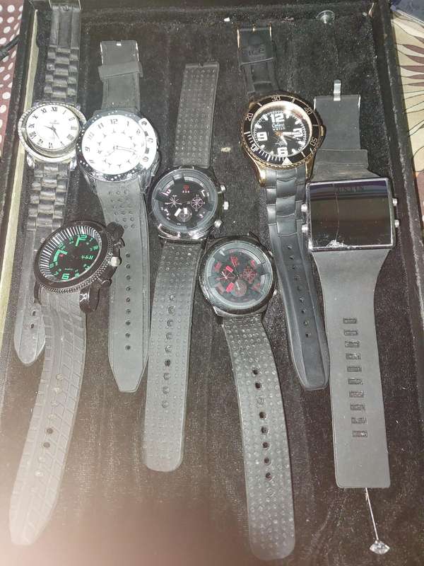 A USED JOBLOT RUBBER SPORTS AND CRONGRAPH WATCHES SOLD AS IS NOT TESTED