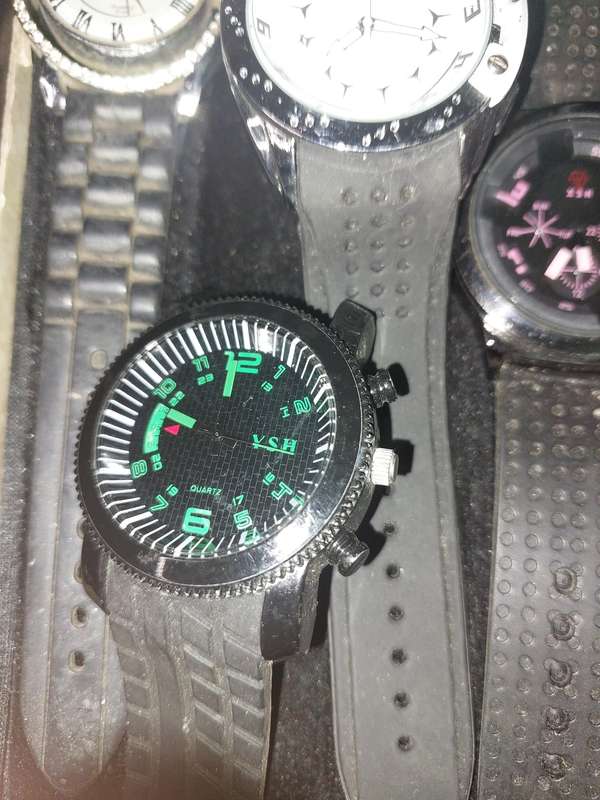 A USED JOBLOT RUBBER SPORTS AND CRONGRAPH WATCHES SOLD AS IS NOT TESTED