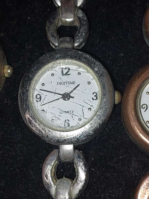 A USED JOBLOT FASHION WATCHES SOLD AS IS NOT TESTED