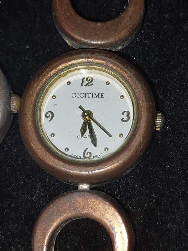 A USED JOBLOT FASHION WATCHES SOLD AS IS NOT TESTED