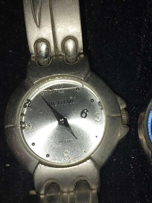 A USED JOBLOT FASHION WATCHES SOLD AS IS NOT TESTED