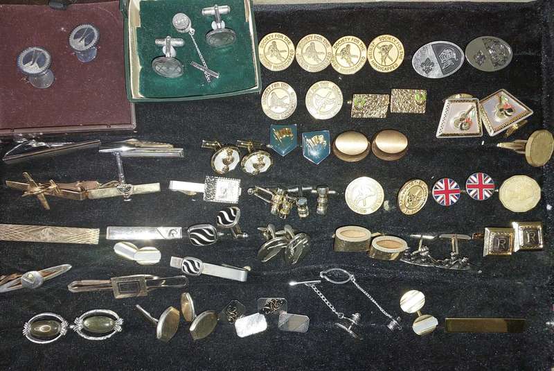 A RETIRED GENTLEMENS CUFFLINK COLLECTION SOLD AS IS