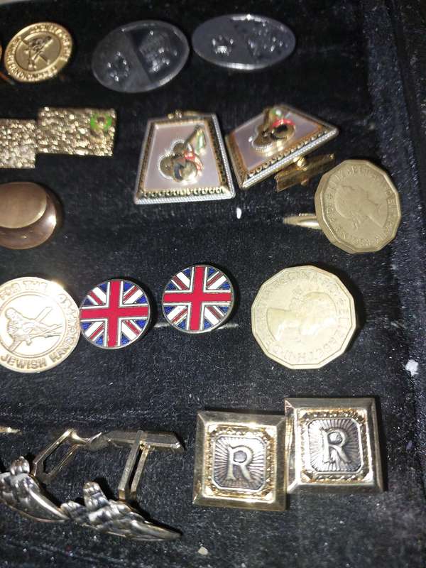A RETIRED GENTLEMENS CUFFLINK COLLECTION SOLD AS IS