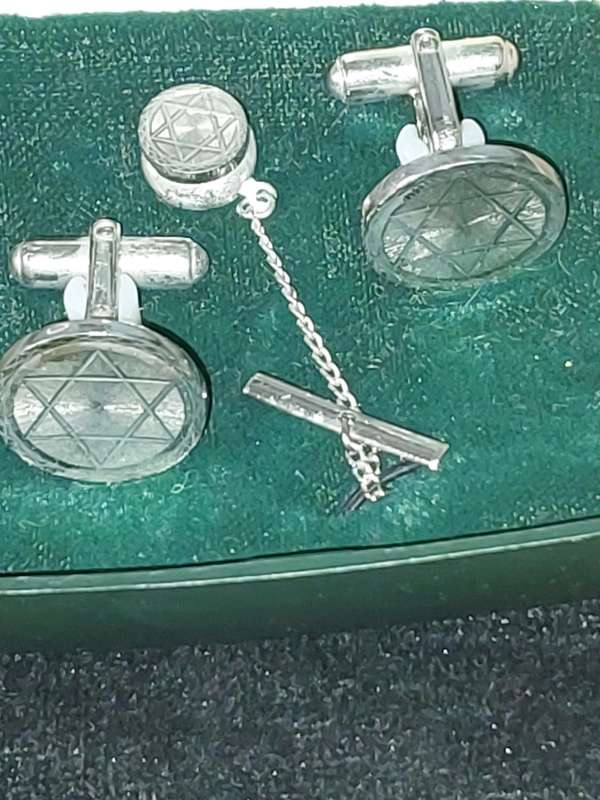 A RETIRED GENTLEMENS CUFFLINK COLLECTION SOLD AS IS