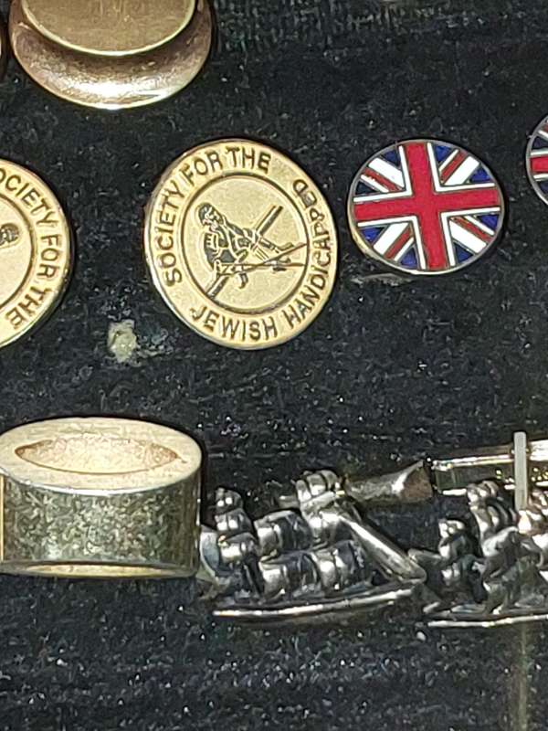 A RETIRED GENTLEMENS CUFFLINK COLLECTION SOLD AS IS