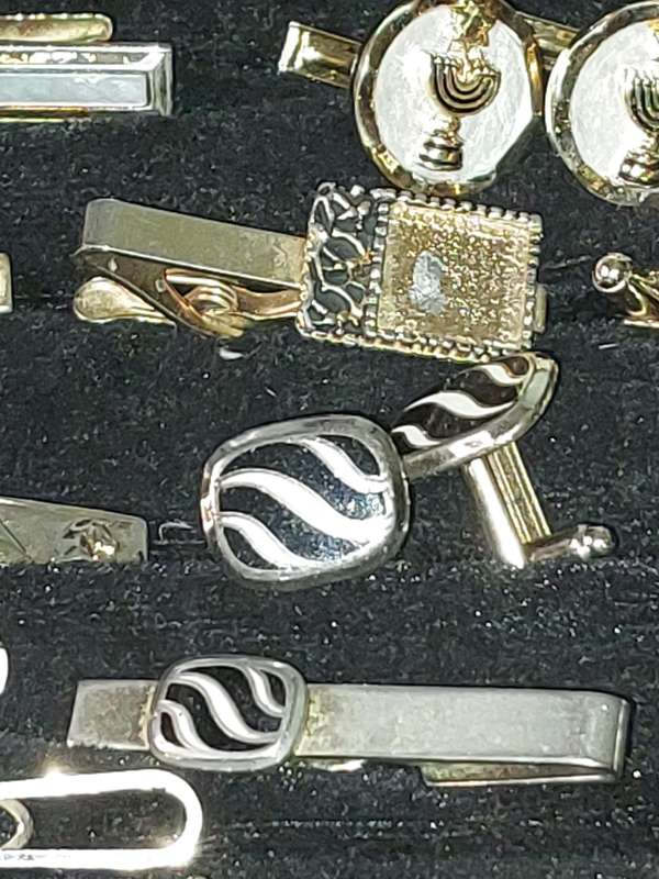 A RETIRED GENTLEMENS CUFFLINK COLLECTION SOLD AS IS