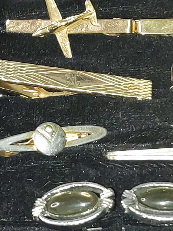 A RETIRED GENTLEMENS CUFFLINK COLLECTION SOLD AS IS