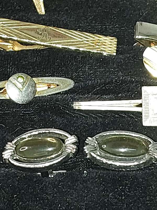 A RETIRED GENTLEMENS CUFFLINK COLLECTION SOLD AS IS