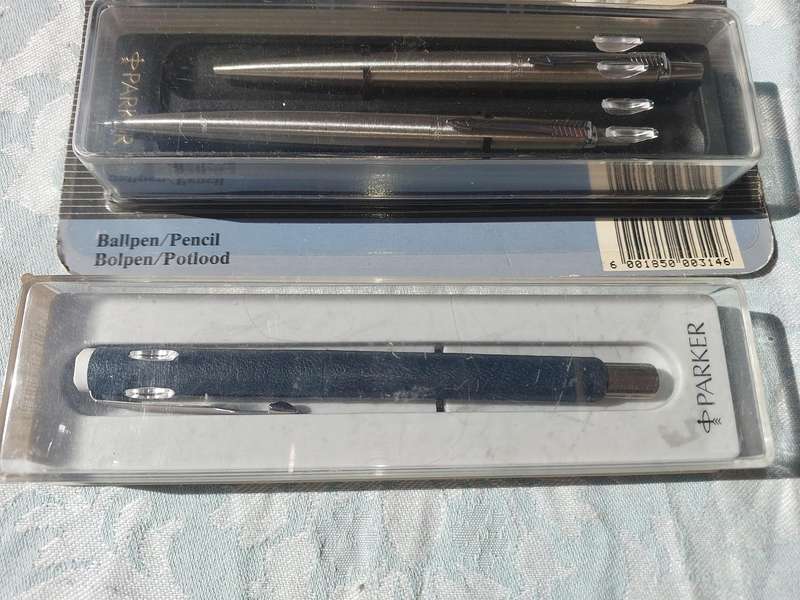 A COLLECTION OF VINTAGE PARKER ROLLER BALL PENS SOLD AS IS