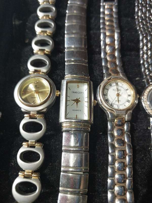 A JOBLOT QUARTZ FASHION WATCHES SOLD AS IS NOT TESTED