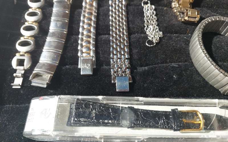 A JOBLOT QUARTZ FASHION WATCHES SOLD AS IS NOT TESTED