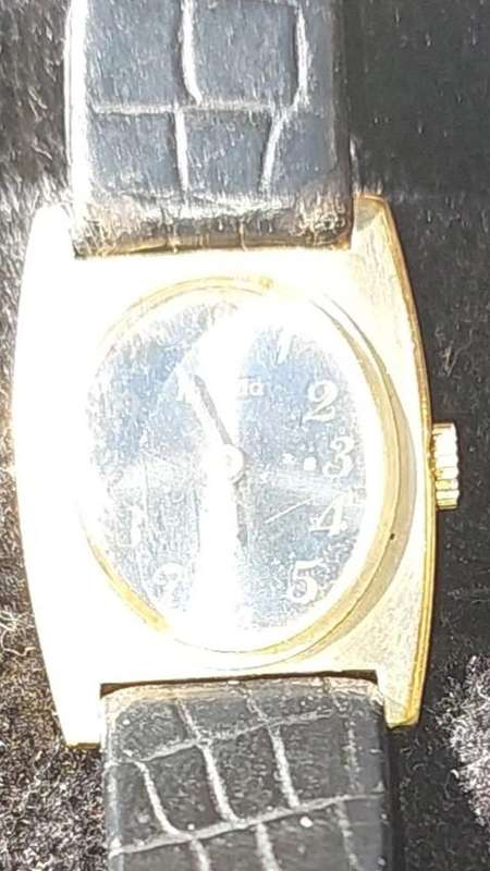 A VINTAGE NIVADO WRIST WATCH SOLD AS IS