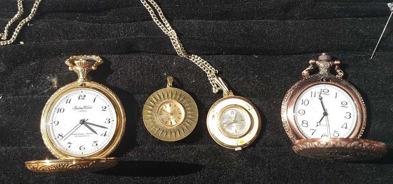 A COLLECTION OF POCKET AND PENDANT WATCHES SOLD AS IS NOT TESTED