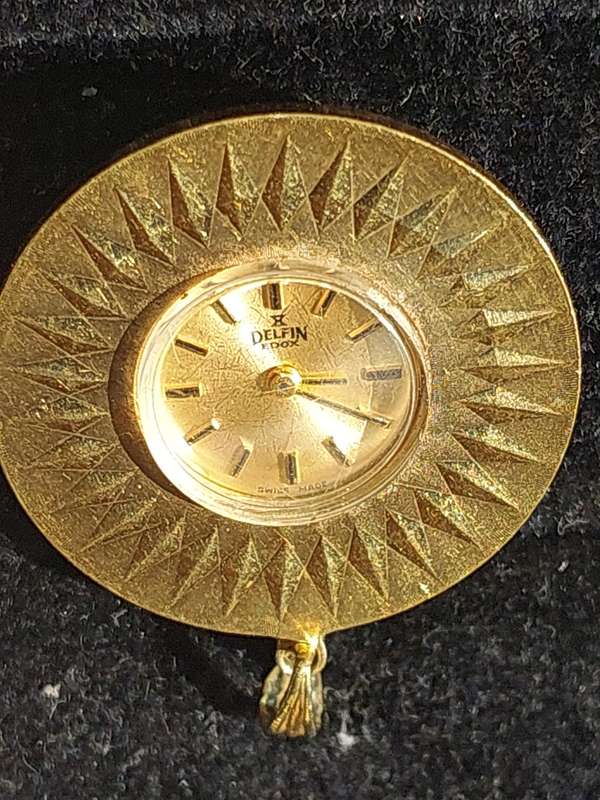 A COLLECTION OF POCKET AND PENDANT WATCHES SOLD AS IS NOT TESTED