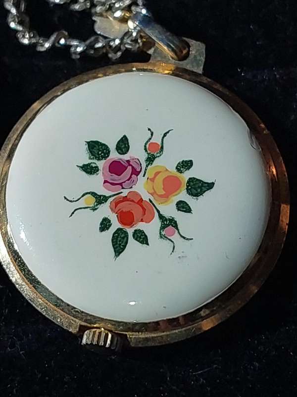 A COLLECTION OF POCKET AND PENDANT WATCHES SOLD AS IS NOT TESTED