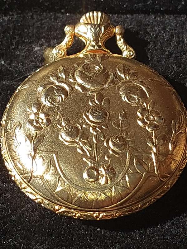 A COLLECTION OF POCKET AND PENDANT WATCHES SOLD AS IS NOT TESTED