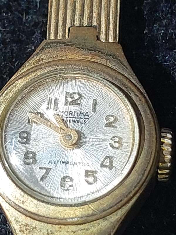 A DISCERNING LADY'S WATCH COLLECTION SOLD AS IS NOT TESTED