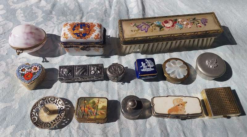 A VINTAGE AND ANTIQUE COLlECTION OF PILL BOXES AND TRINKETS AND AN ART DECOR BRUSH SOLD AS IS