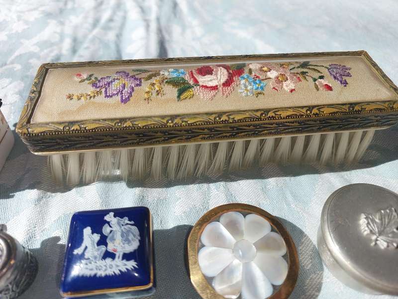 A VINTAGE AND ANTIQUE COLlECTION OF PILL BOXES AND TRINKETS AND AN ART DECOR BRUSH SOLD AS IS
