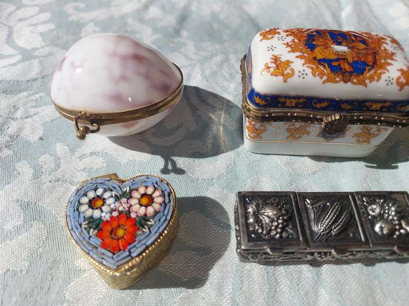 A VINTAGE AND ANTIQUE COLlECTION OF PILL BOXES AND TRINKETS AND AN ART DECOR BRUSH SOLD AS IS