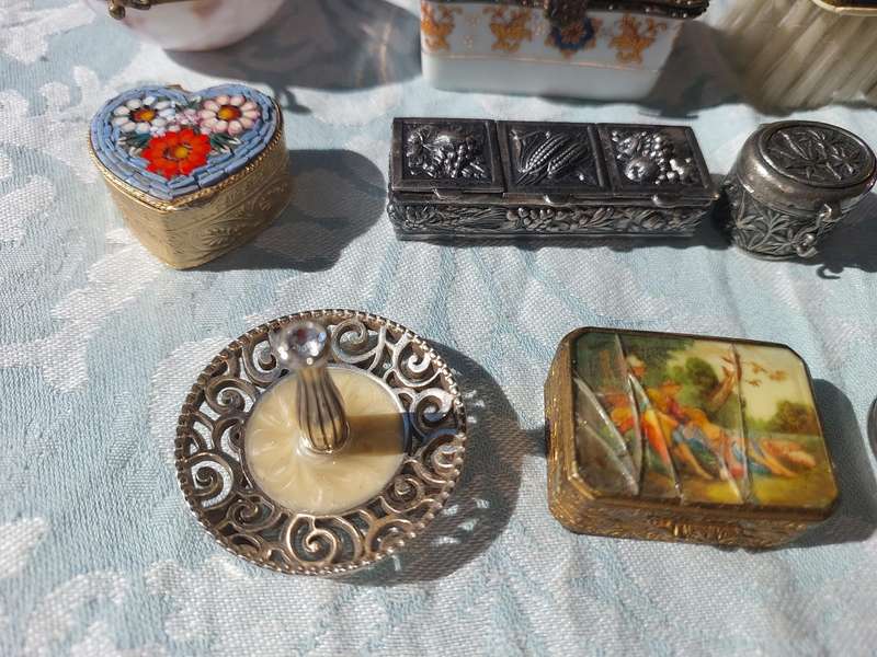 A VINTAGE AND ANTIQUE COLlECTION OF PILL BOXES AND TRINKETS AND AN ART DECOR BRUSH SOLD AS IS