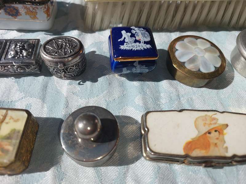 A VINTAGE AND ANTIQUE COLlECTION OF PILL BOXES AND TRINKETS AND AN ART DECOR BRUSH SOLD AS IS