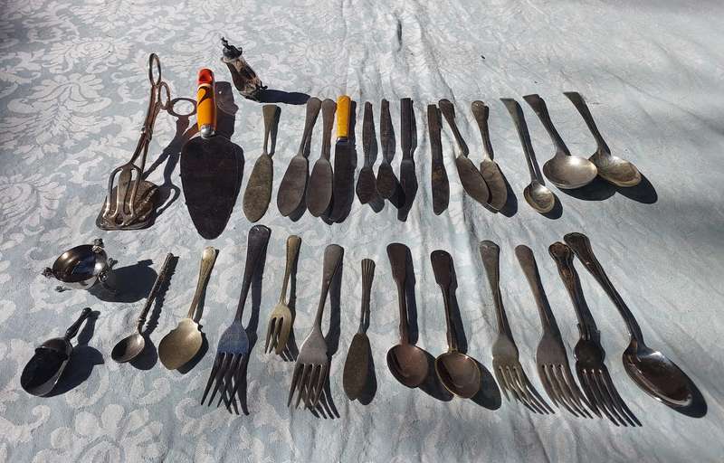 A JOBLOT VINTAGE COLOLECTION CUTLERY SOLD AS IS