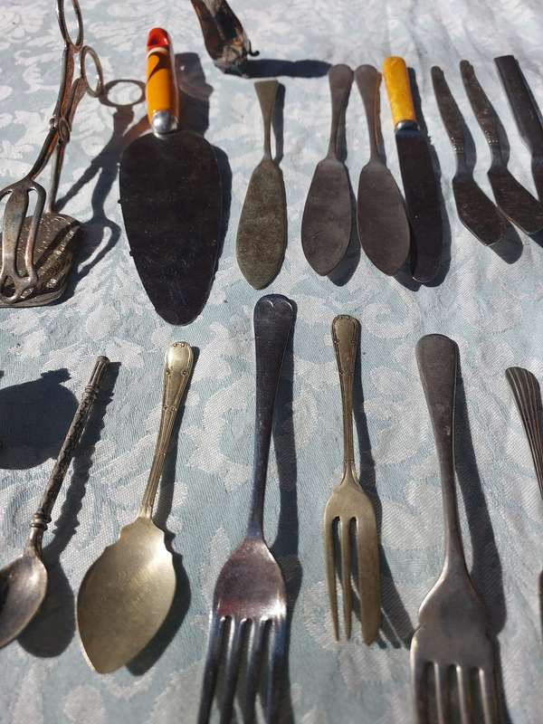 A JOBLOT VINTAGE COLOLECTION CUTLERY SOLD AS IS