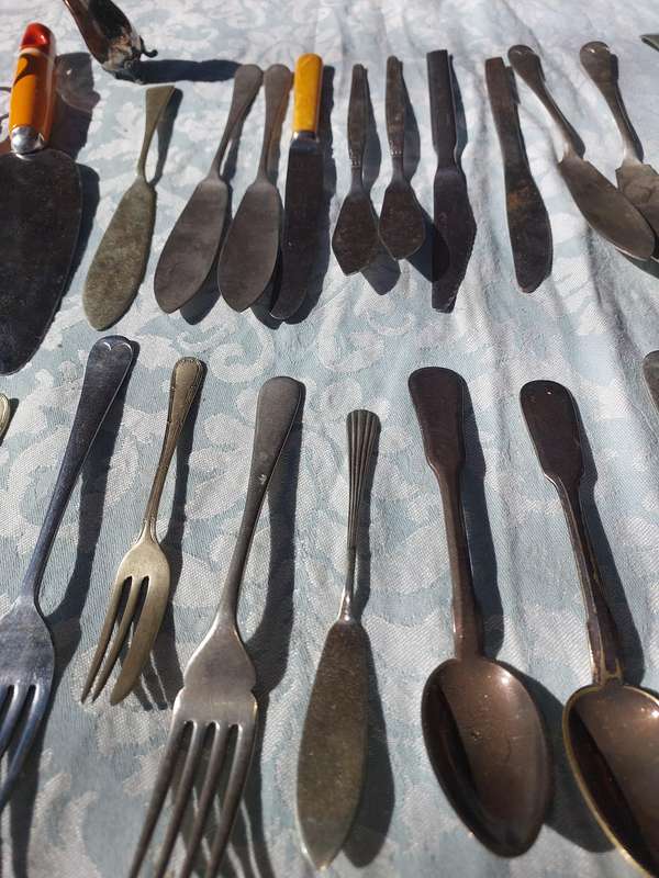 A JOBLOT VINTAGE COLOLECTION CUTLERY SOLD AS IS