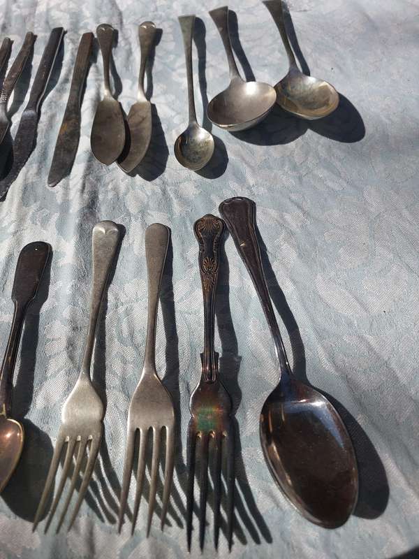 A JOBLOT VINTAGE COLOLECTION CUTLERY SOLD AS IS