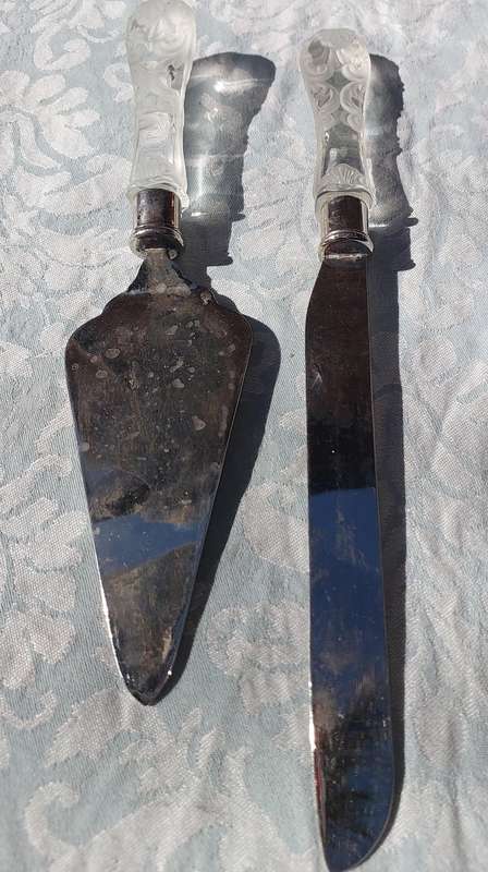 AN ART DECOR CAKE CUTTING SET CUTLERY SOLD AS IS