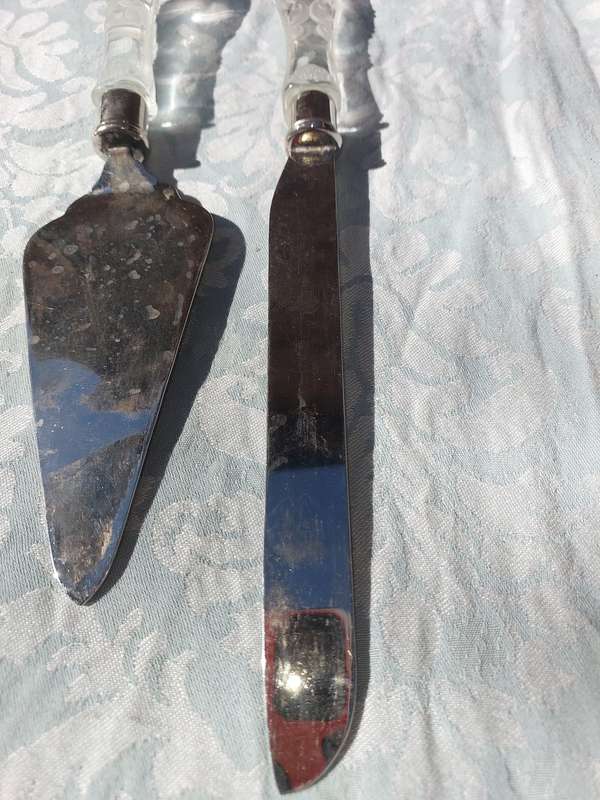 AN ART DECOR CAKE CUTTING SET CUTLERY SOLD AS IS
