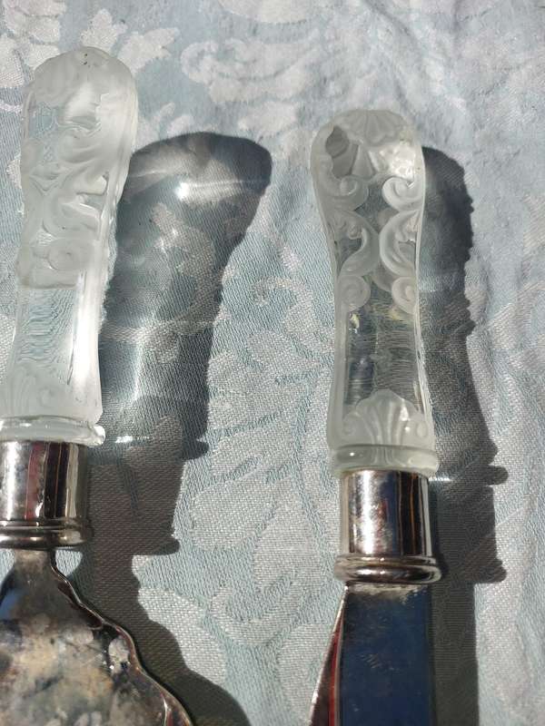 AN ART DECOR CAKE CUTTING SET CUTLERY SOLD AS IS