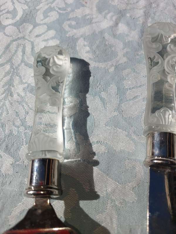 AN ART DECOR CAKE CUTTING SET CUTLERY SOLD AS IS