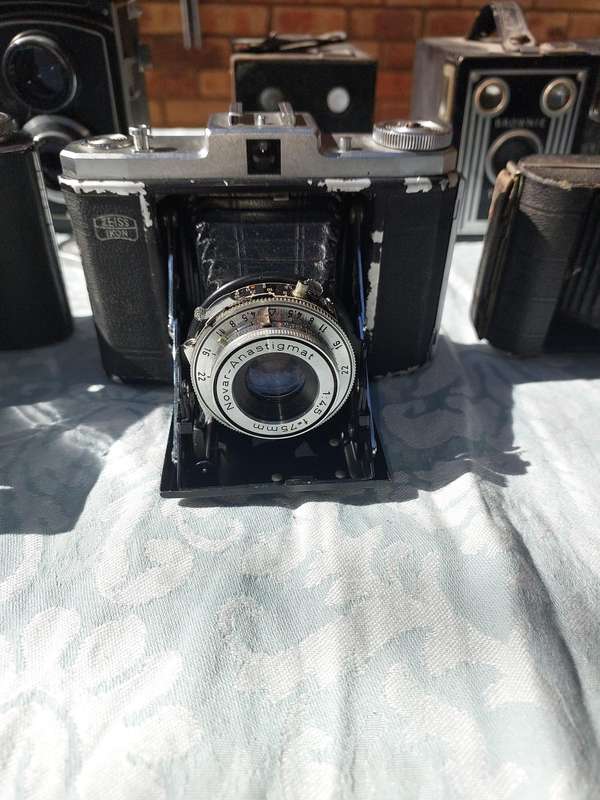 AN ANTIQUE COLLECTION CAMERAS SOLD AS IS