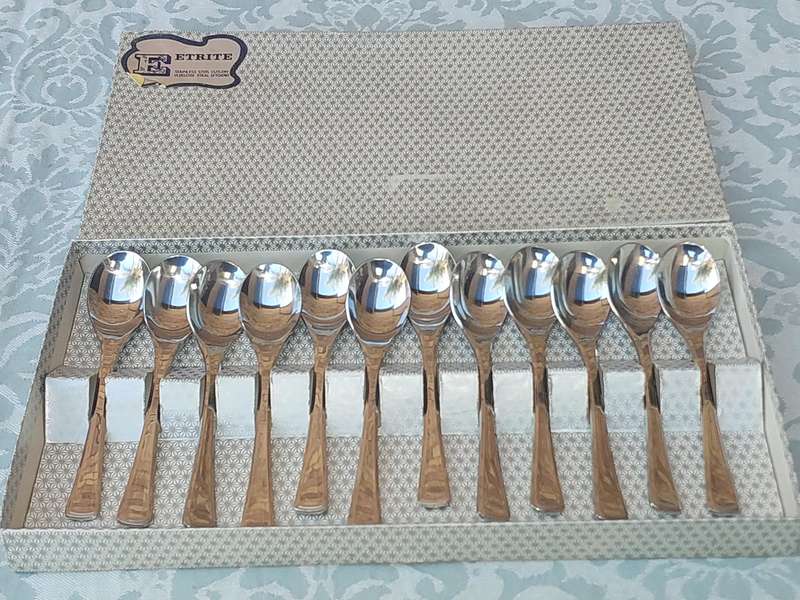 A VINTAGE SET OF 12 EETRITE STAINLESS STEEL TEASPOONS SOLD AS IS