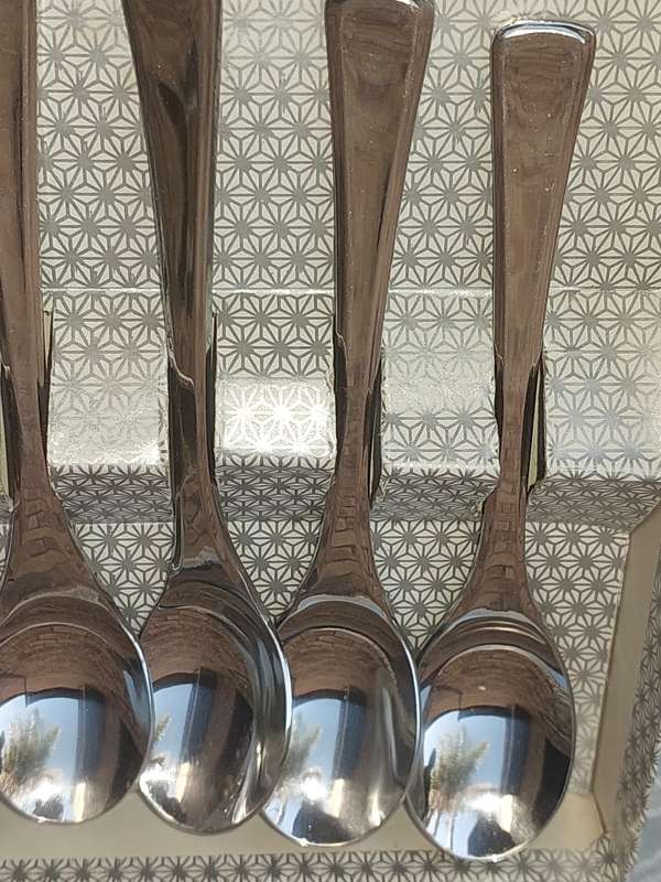 A VINTAGE SET OF 12 EETRITE STAINLESS STEEL TEASPOONS SOLD AS IS