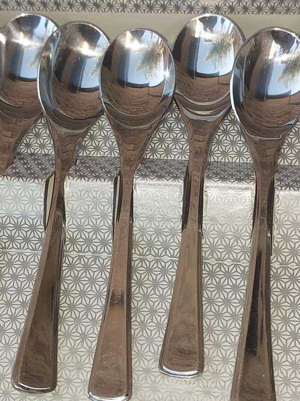 A VINTAGE SET OF 12 EETRITE STAINLESS STEEL TEASPOONS SOLD AS IS
