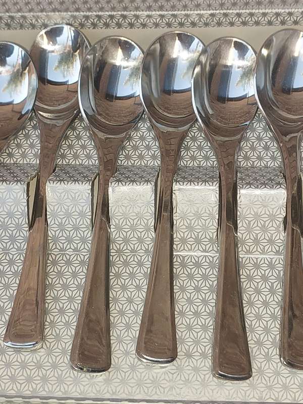 A VINTAGE SET OF 12 EETRITE STAINLESS STEEL TEASPOONS SOLD AS IS