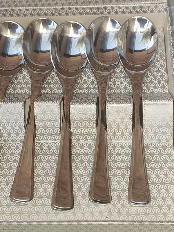 A VINTAGE SET OF 12 EETRITE STAINLESS STEEL TEASPOONS SOLD AS IS