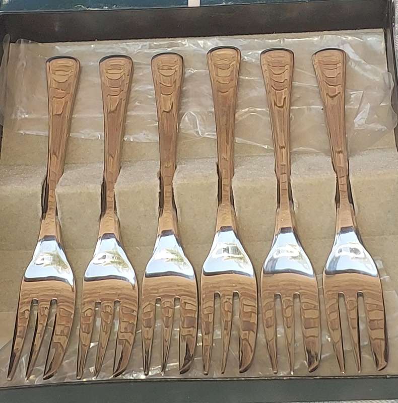 A SET OF EETRITE PASTRY FORKS STAINLESS STEEL SOLD AS IS
