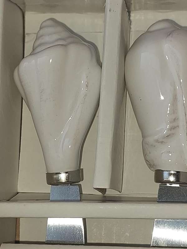 A SET OF SEASIDE WITH PORCELAIN HANDLES PAT'E KNIFES SOLD AS IS