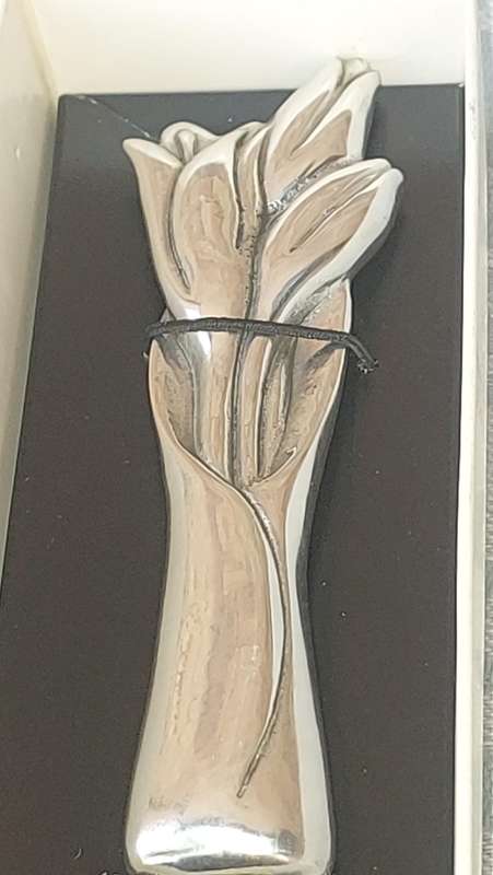 A METAL ART POLISHED PEWTER CHEESE CUTTER SOLD AS IS