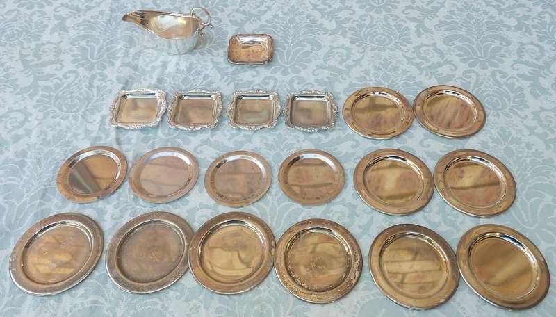 A VINTAGE COLLECTION SILVER PLATED CANOP'E SERVING DISHES SOLD AS IS
