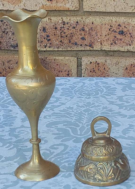 A VINTAGE BRASS VASE AND A BELL SOLD AS IS