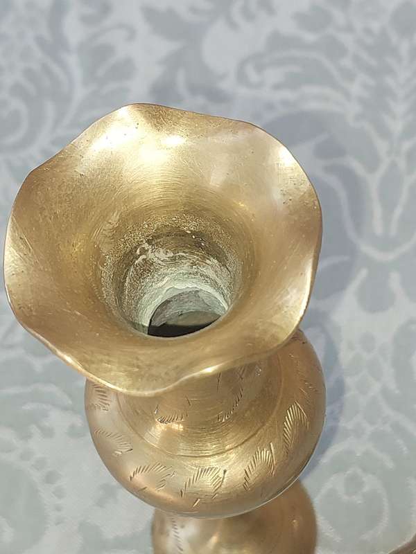 A VINTAGE BRASS VASE AND A BELL SOLD AS IS