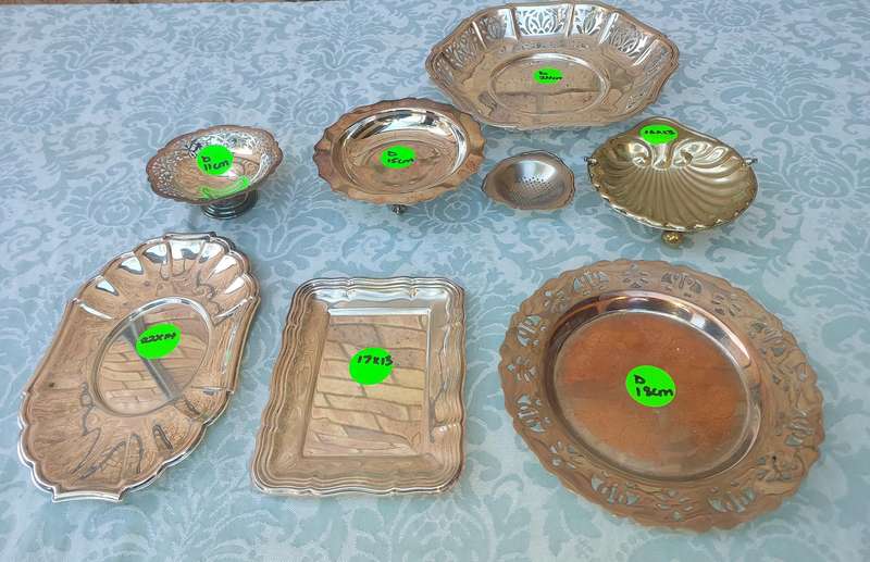 A VINTAGE JOBLOT UTENSILS SILVER PLATED SOLD AS IS