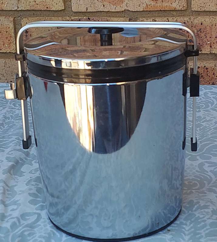 AN ART DECOR STAINLESS STEEL ICE BUCKET SOLD AS IS